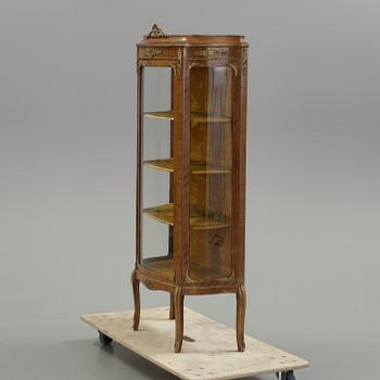 VITRINSKÅP, gustaviansk stil. 1900-tal.