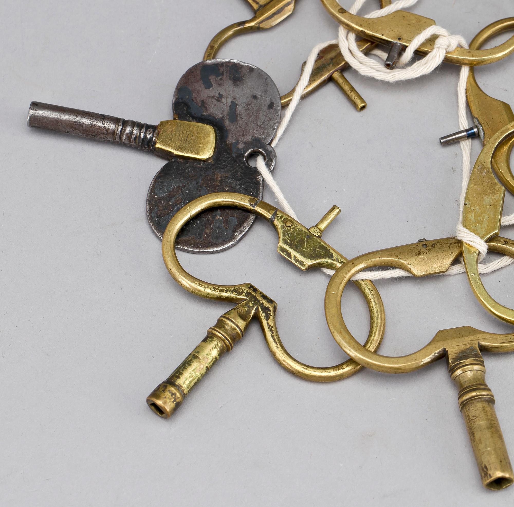 KLOCKNYCKLAR, 7 st, mässing och järn, Sverige, 1700-tal.
