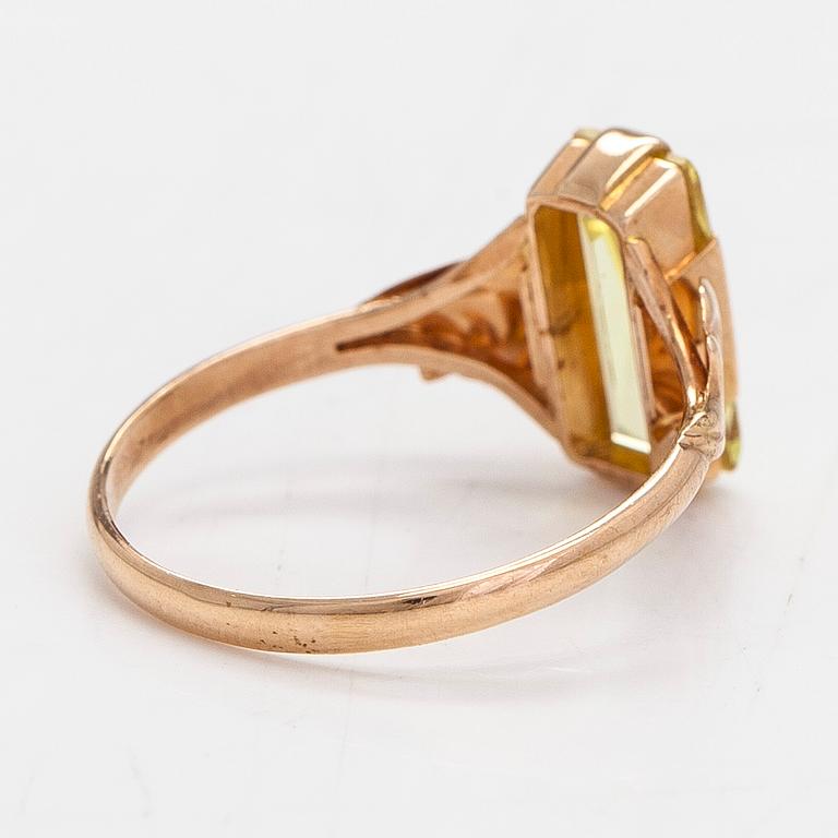 Ring, 14K gold and synthetic corundum.