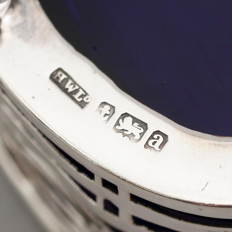 SALTKAR, 1 par SAMT SENAPSKAR, silver, Birmingham 1900/02 samt 3 skedar, silver. Vikt 116 gram.