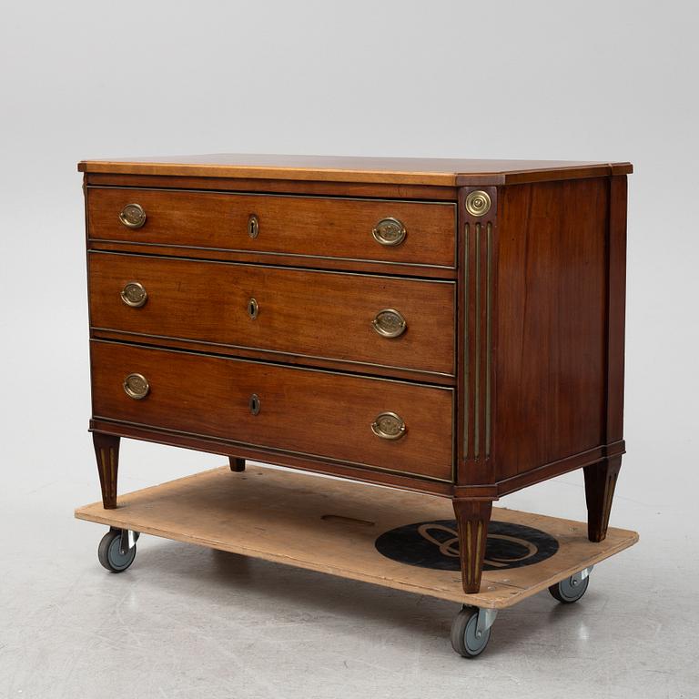 A late Gustavian chest of drawers, around 1800.