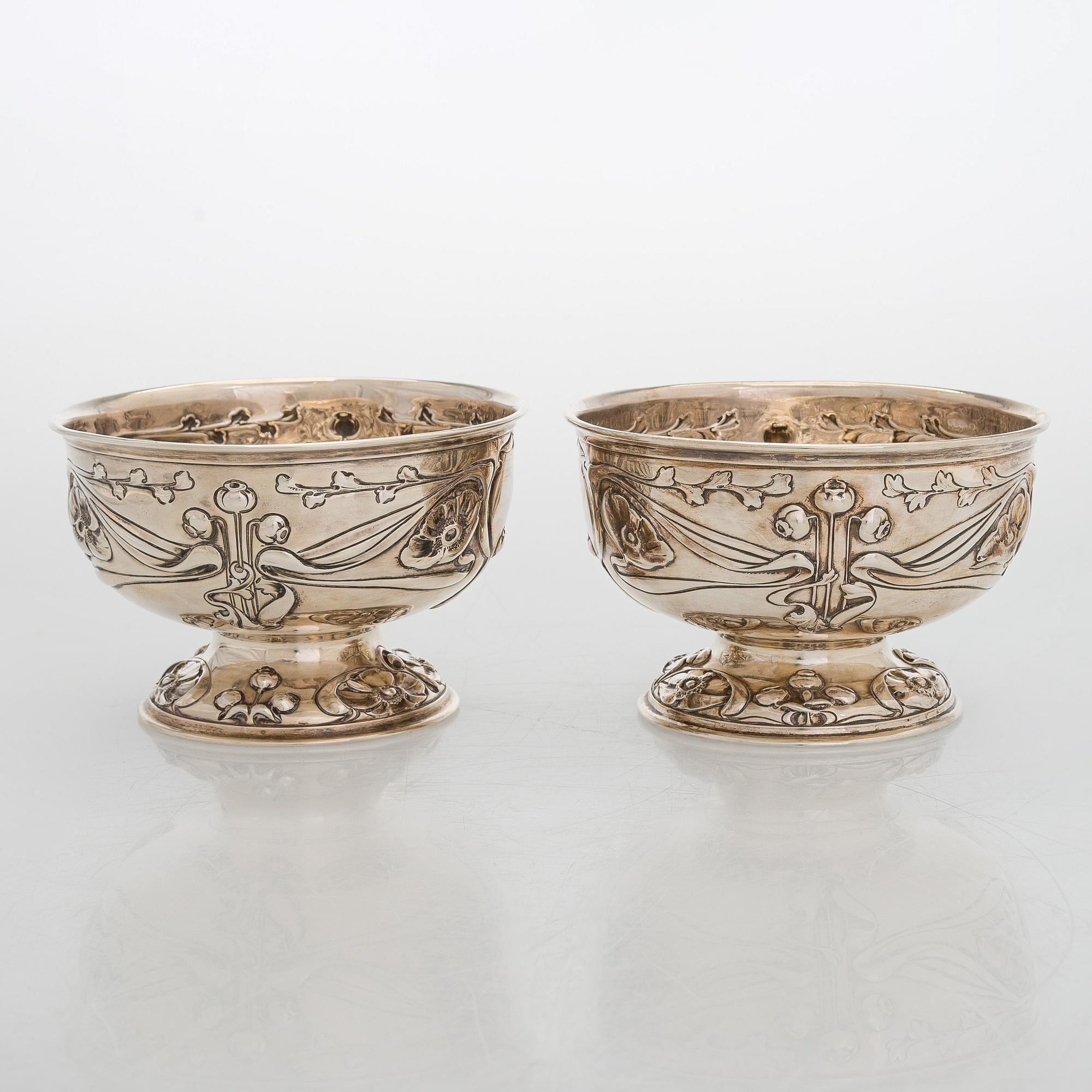 A pair of sterling silver bowls, M&W Sheffield, 1902.