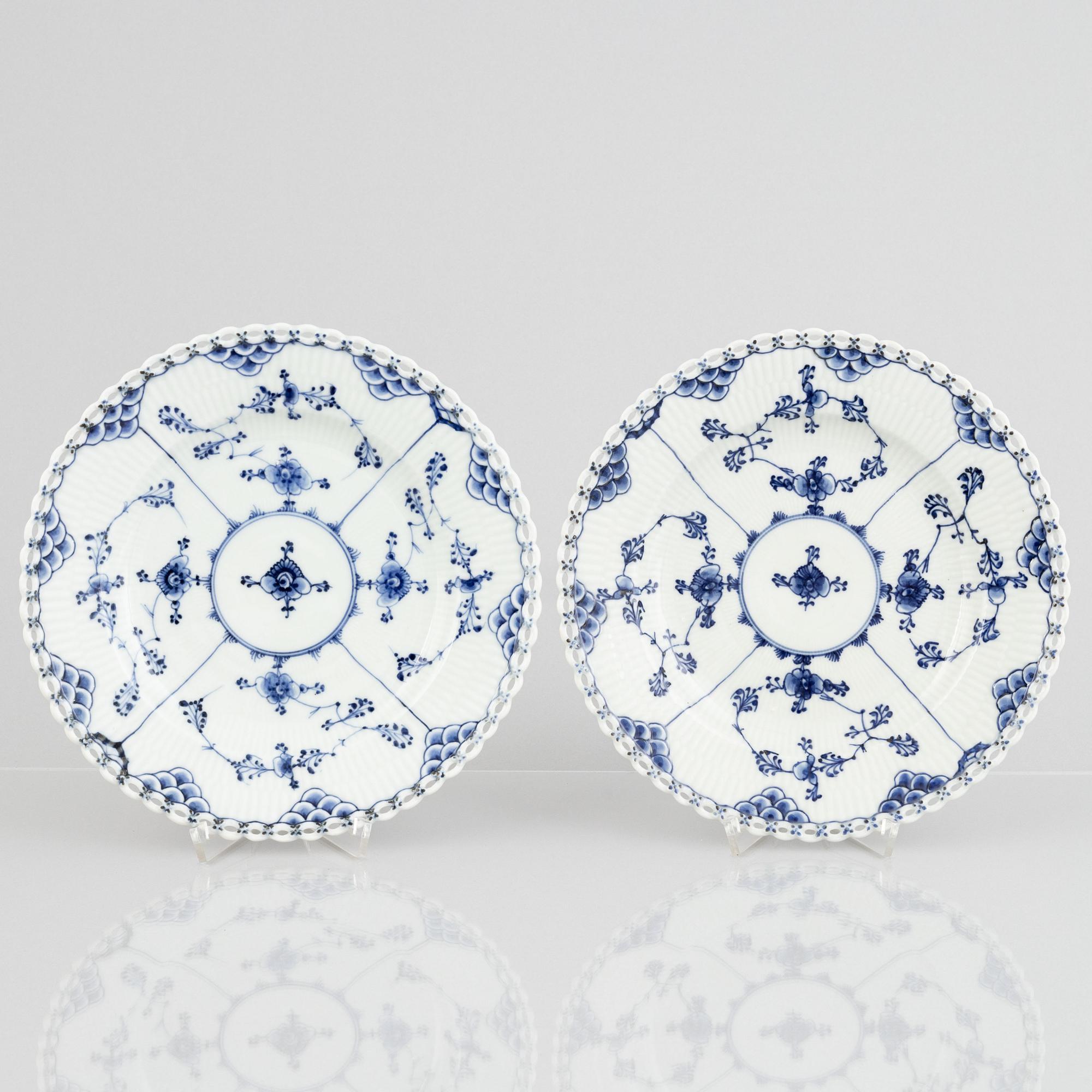 Tallrikar, två stycken, porslin, Royal Copenhagen, "Musselmalet helblond", 1775-1790.