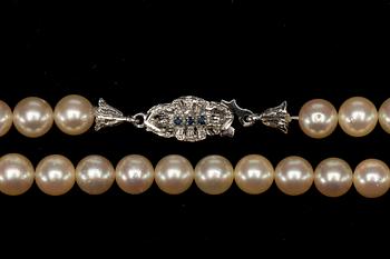 PÄRLCOLLIER, odlade saltvattenspärlor med silverlås.