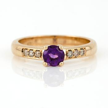 RING, 14K guld med rund fasetterad ametist ca 0,44 ct och briljantslipade diamanter tot ca 0,11 ct. Vikt 3,75 g.