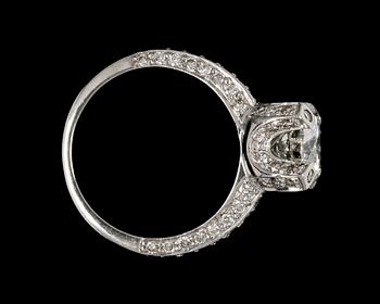 RING, brilliant cut diamond, 2.01 cts, set with brilliant cut diamonds, tot. 1.04 cts.