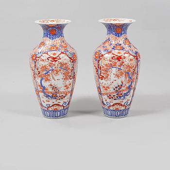 GOLVVASER, ett par, porslin, Japan, 1900-tal.