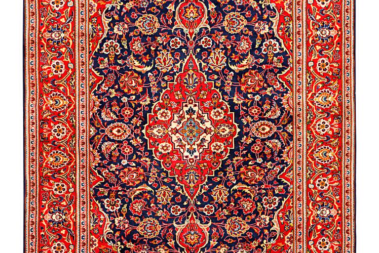 A Kashan carpet, c. 305 x 200 cm.