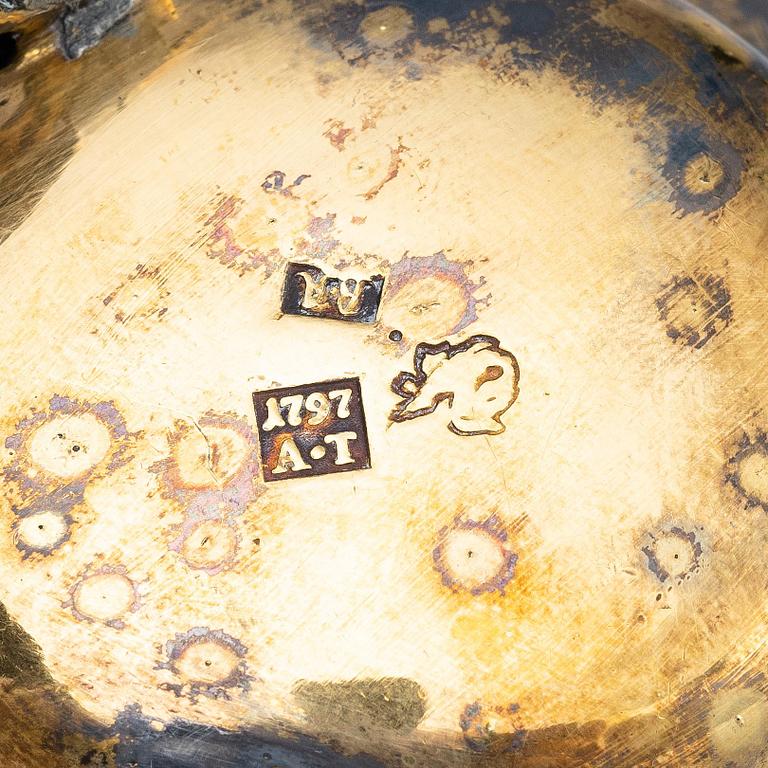 Saltkar med lock, ett par, förgyllt silver, kontrollmästare Andrej Titow, Moskva 1797.