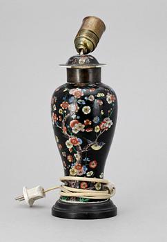 URNA MED LOCK/BORDSLAMPA, porslin, Kina, 1800/1900-tal.