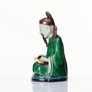 A famille verte figure of man playing the qin, Qing dynasty, Kangxi (1662-1722).