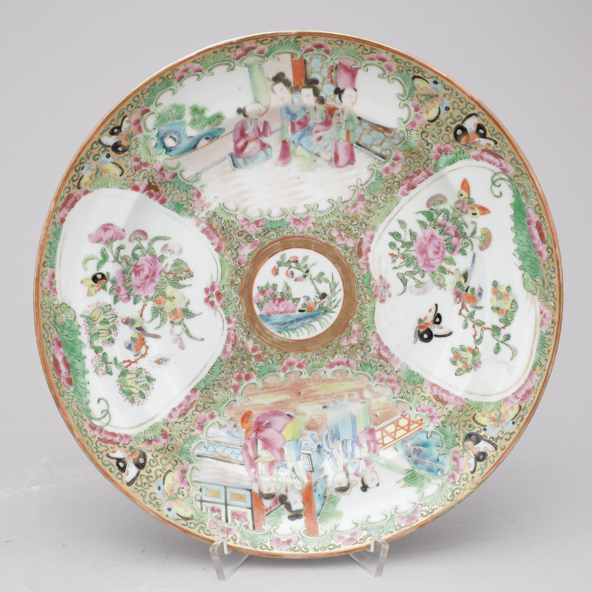 TALLRIKAR samt SKÅLFAT, 3 delar, porslin, Kanton, Kina, 1800-tal.