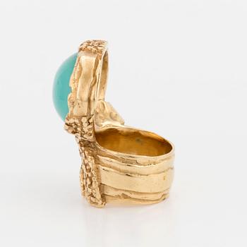 YVES SAINT LAURENT. Ring med guldfärgad metall och grön paste sten.
