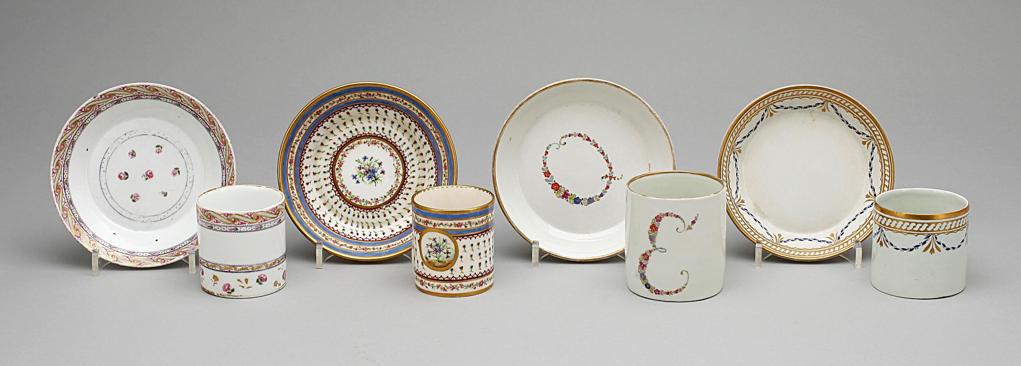 KOPPAR MED FAT, 4 st, porslin, sevreliknande märke, 1800-tal.