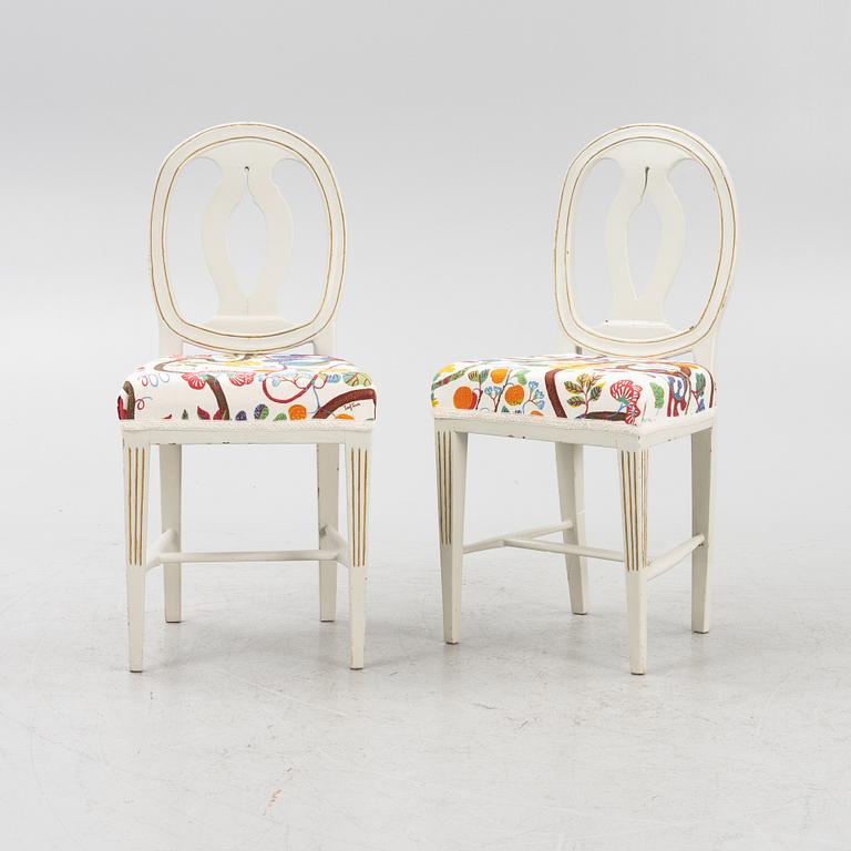 Stolar, ett par, gustavianska, omkring år 1800.