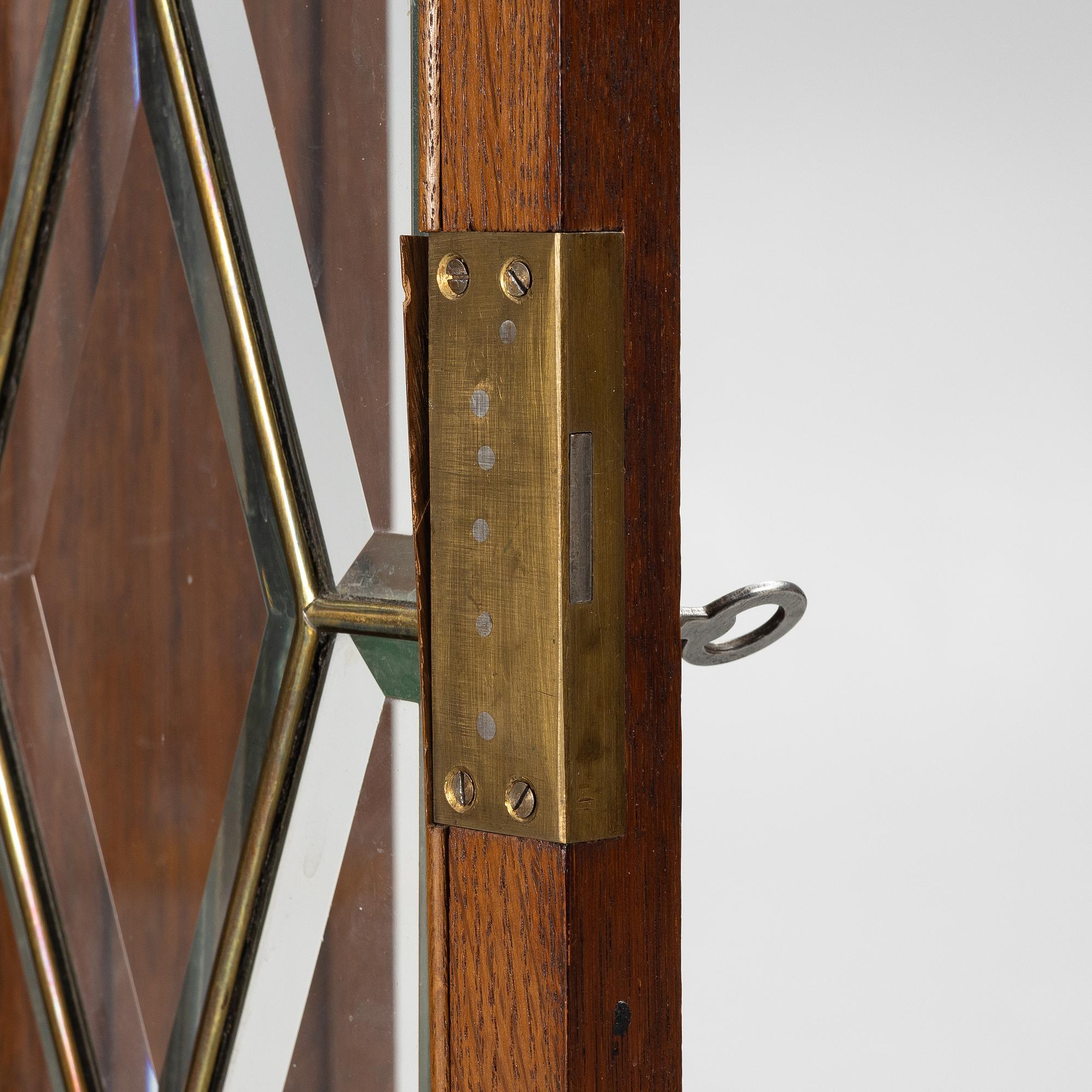 Vitrinskåp, jugend, tidigt 1900-tal.