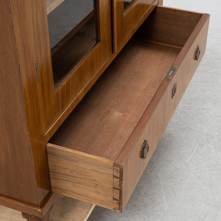 A mahogany book cabinet from around the year 1900.