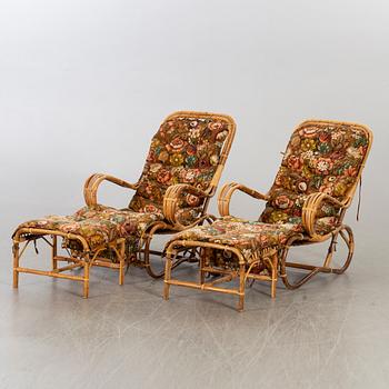 A pair of second half of the 20th century loungechairs with stools.