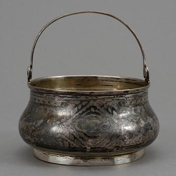 SKÅL MED HANDTAG, silver, Moskva 1882. Vikt ca 181 gram.