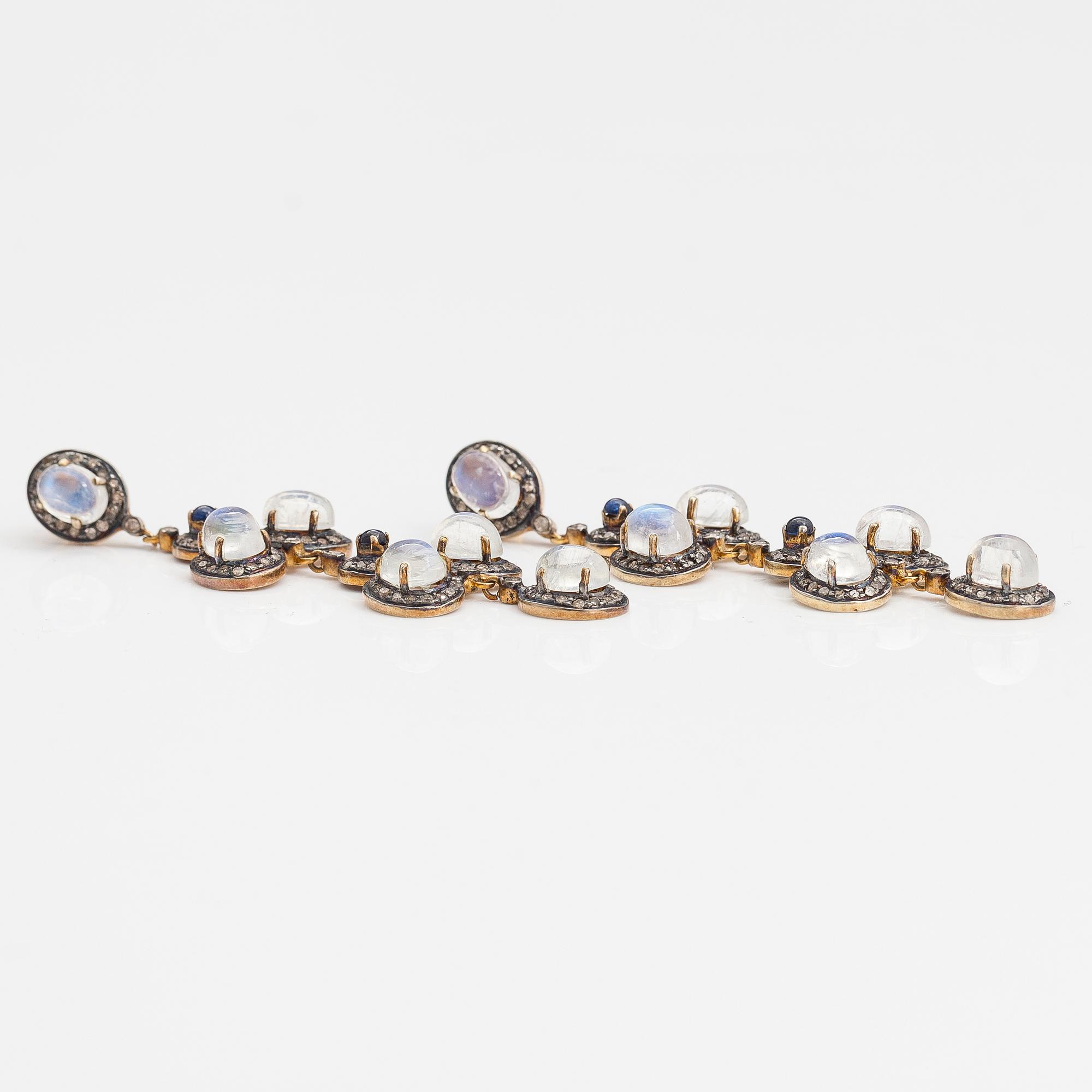ÖRHÄNGEN, 14K guld, diamanter ca 0.71 ct tot, cabochonslipade safirer och månstenar.