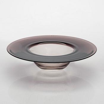 Timo Sarpaneva, a glass bowl 'Cardinal's hat 3810', signed Timo Sarpaneva, 3810.