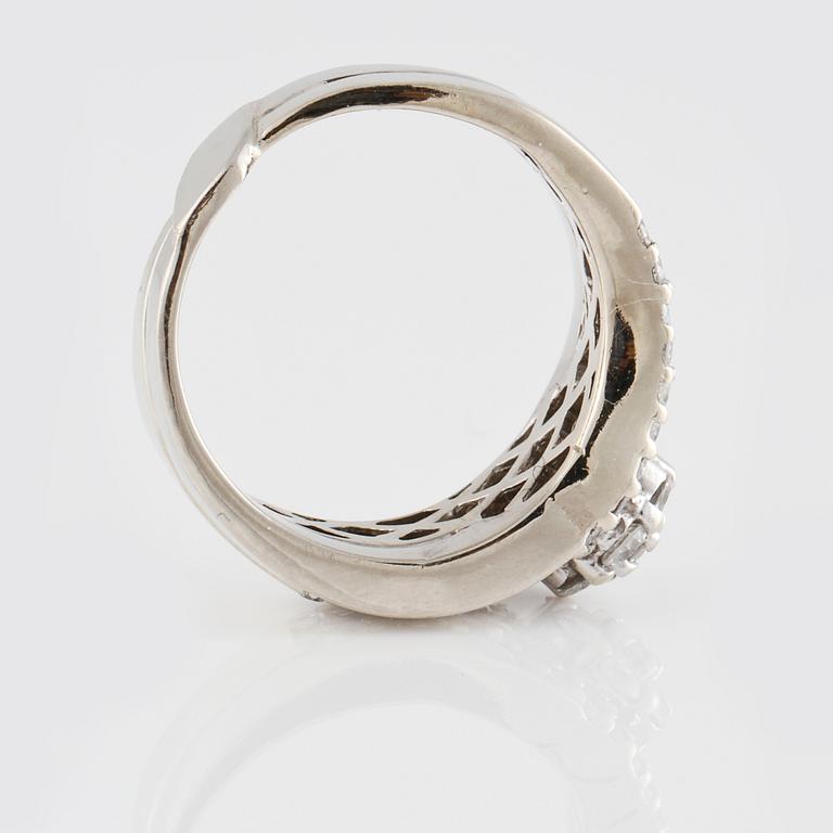 RING, 14K guld med briljant och baguettslipade diamanter ca 1.00 ct. Vikt 6,3 gram.