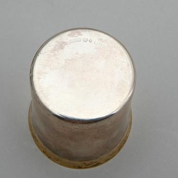 BRICKA samt BÄGARE, 6 stycken, silver, bland annat CG Hallberg Stockholm 1955. Total vikt ca 354 gram.