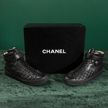 A pair of SNEAKERS by CHANEL, size 39.