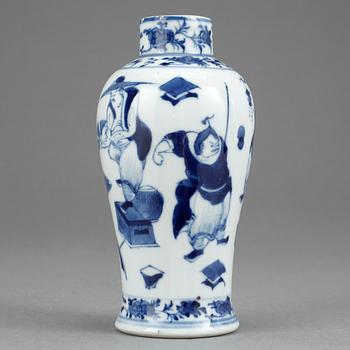 VAS, porslin, Kina. 1900-talets början.