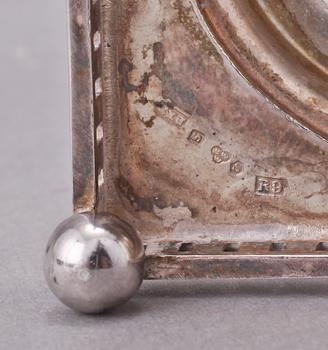 LOCKDOSA, TUMLARE samt BÄGARE, 2 st, silver, bl a C. F Jonssén, Uddevalla, 1844. Total vikt 274 gram.