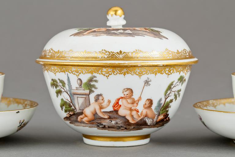 SOCKERSKÅL samt 2 KAFFEKOPPAR PÅ FAT, porslin, Meissenliknande märke. 1800-tal.