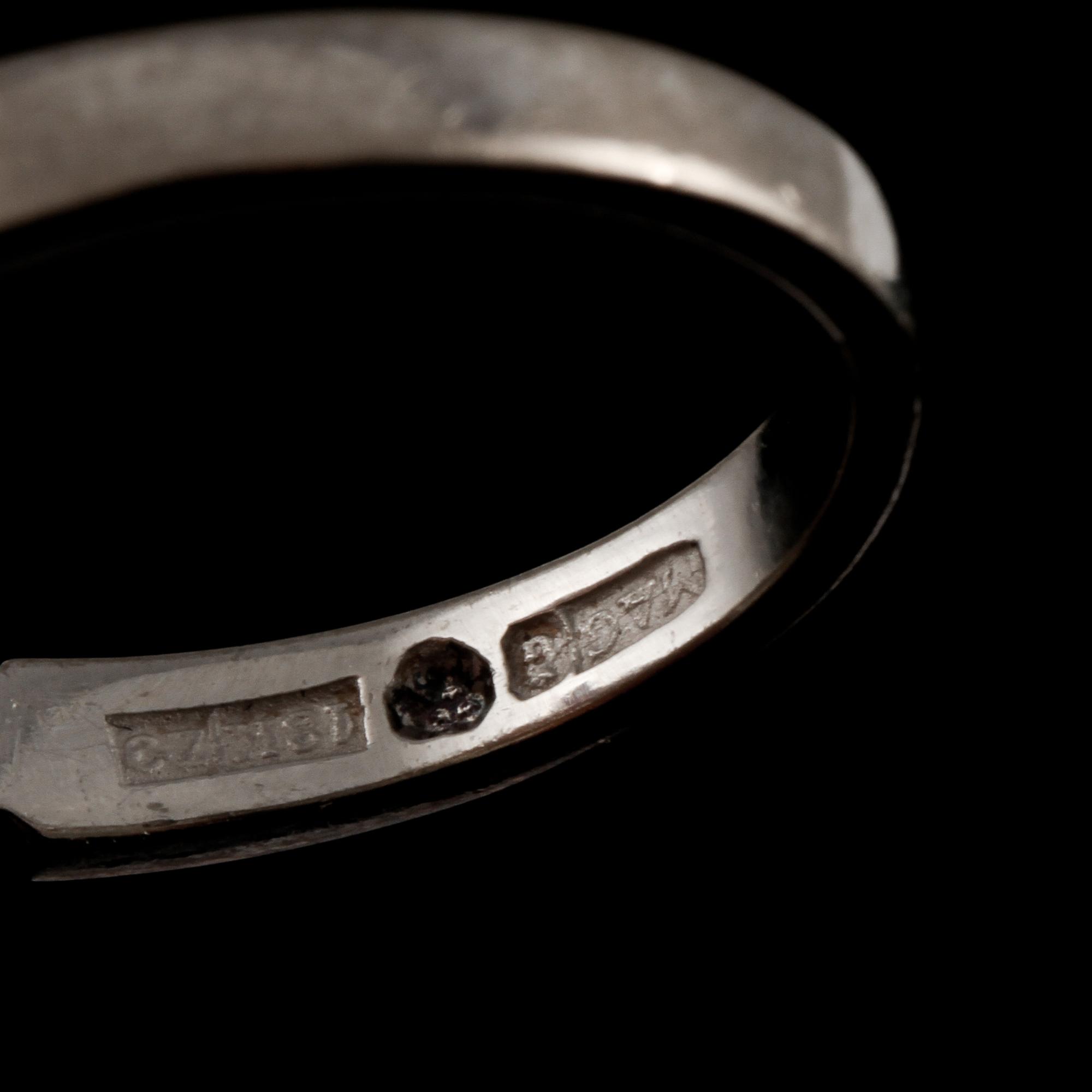 RING, 18K vitguld med 7 briljantslipade diamanter totalt 0,7ct, Juvel-Magnus, Göteborg, 1974. Vikt 4 g.