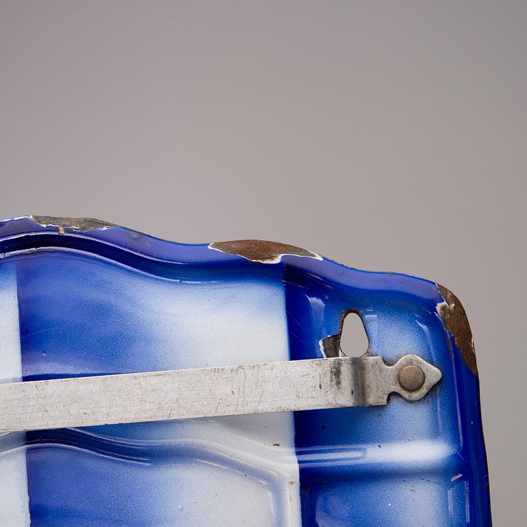 An enamelled soap stand with towel rail from the first half of the 20th century.