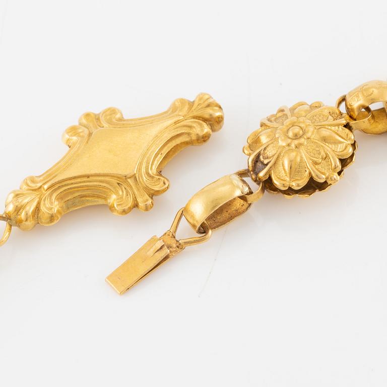 A necklace and a pair of earrings 18K gold, 19th century.