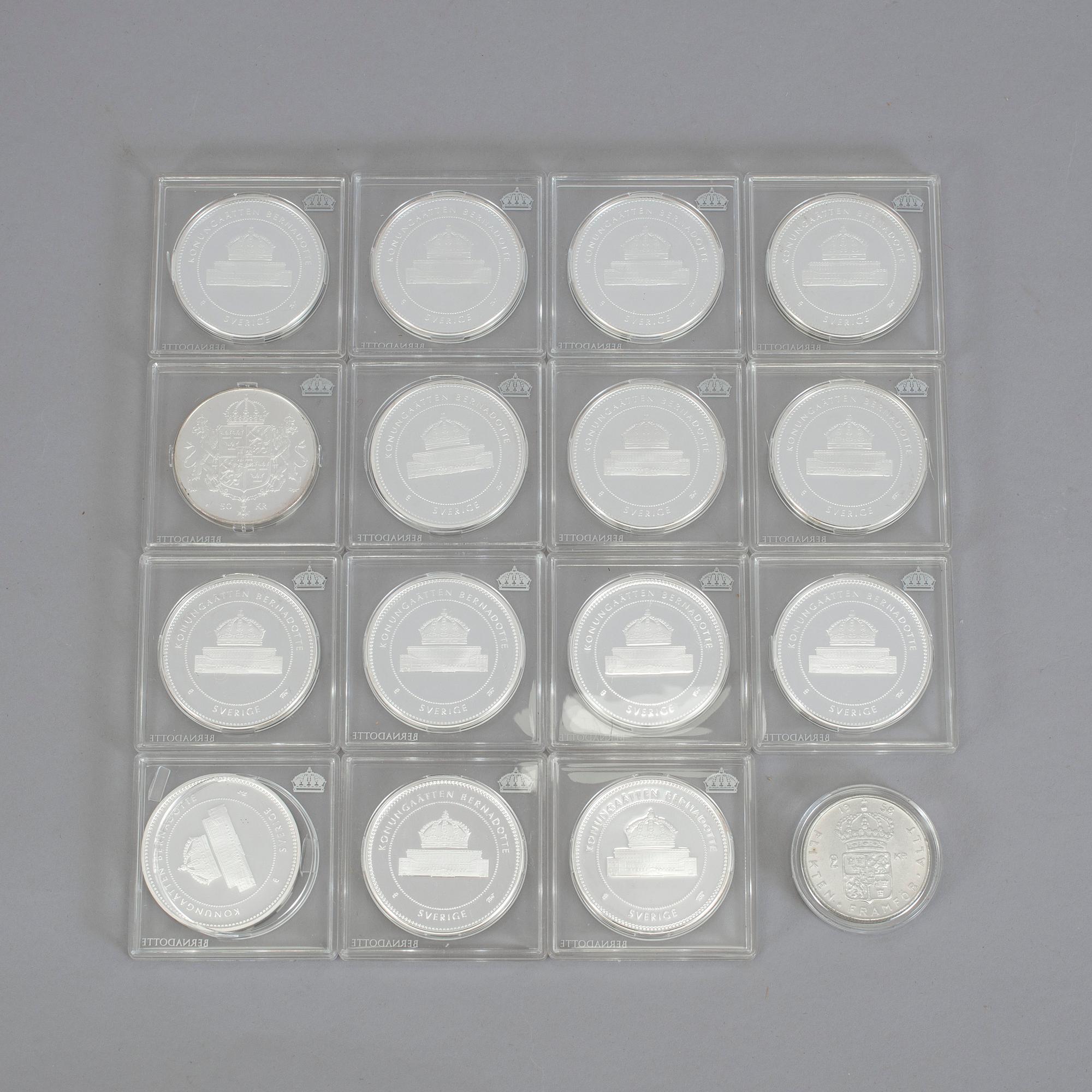MYNT, silver, 15 st samt ett medföljande, minnespräglingar över ätten Bernadotte. Vikt 384 g.