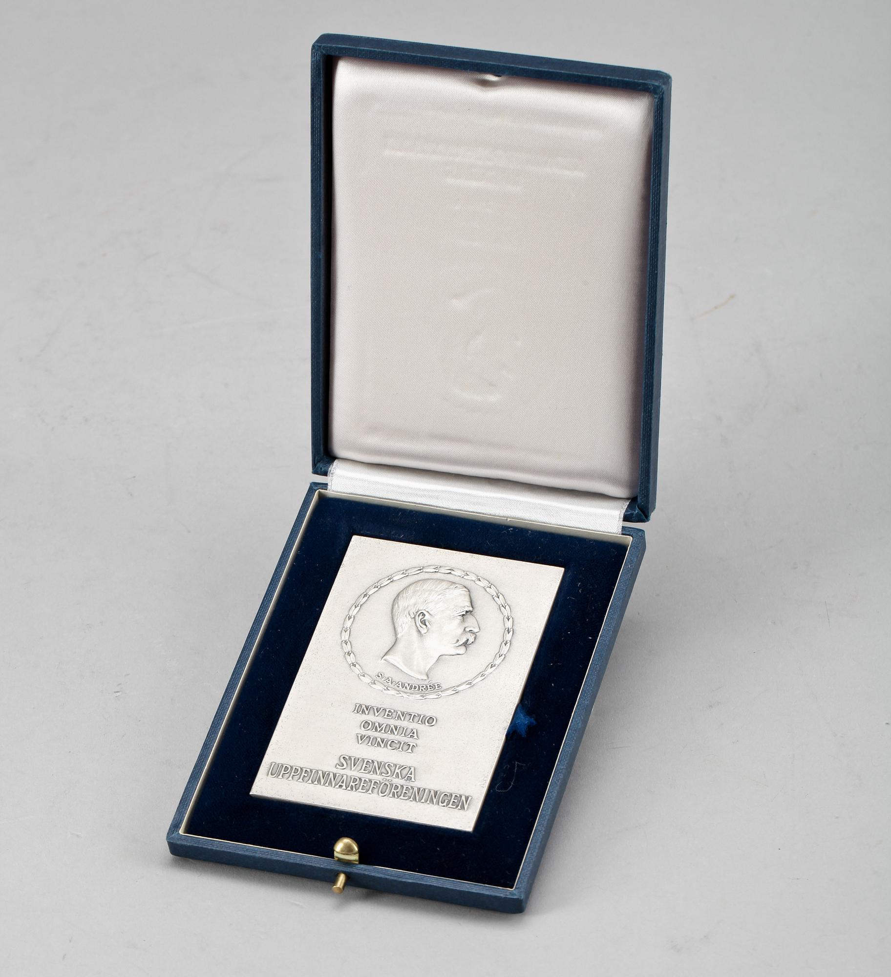 PLAKETT, silver, metallfabriks A/B, C C Sporrong, 1971. Totalvikt ca 161 gram.
