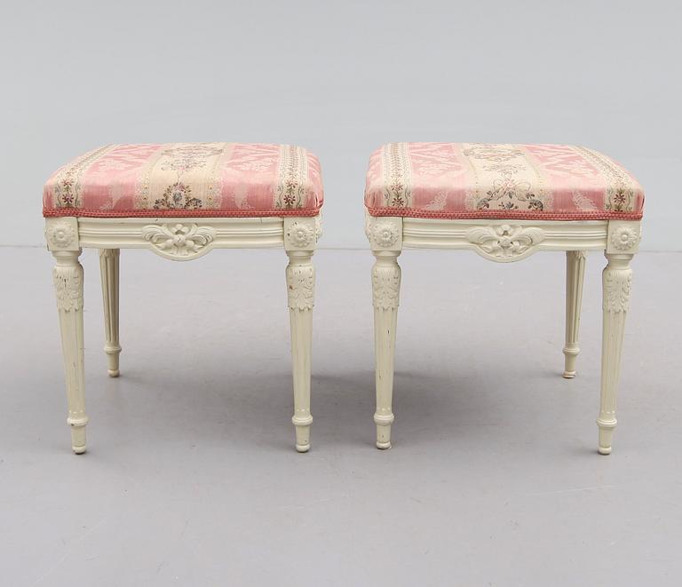 TABURETTER, 1 par, gustaviansk stil, 1800-talets andra hälft.