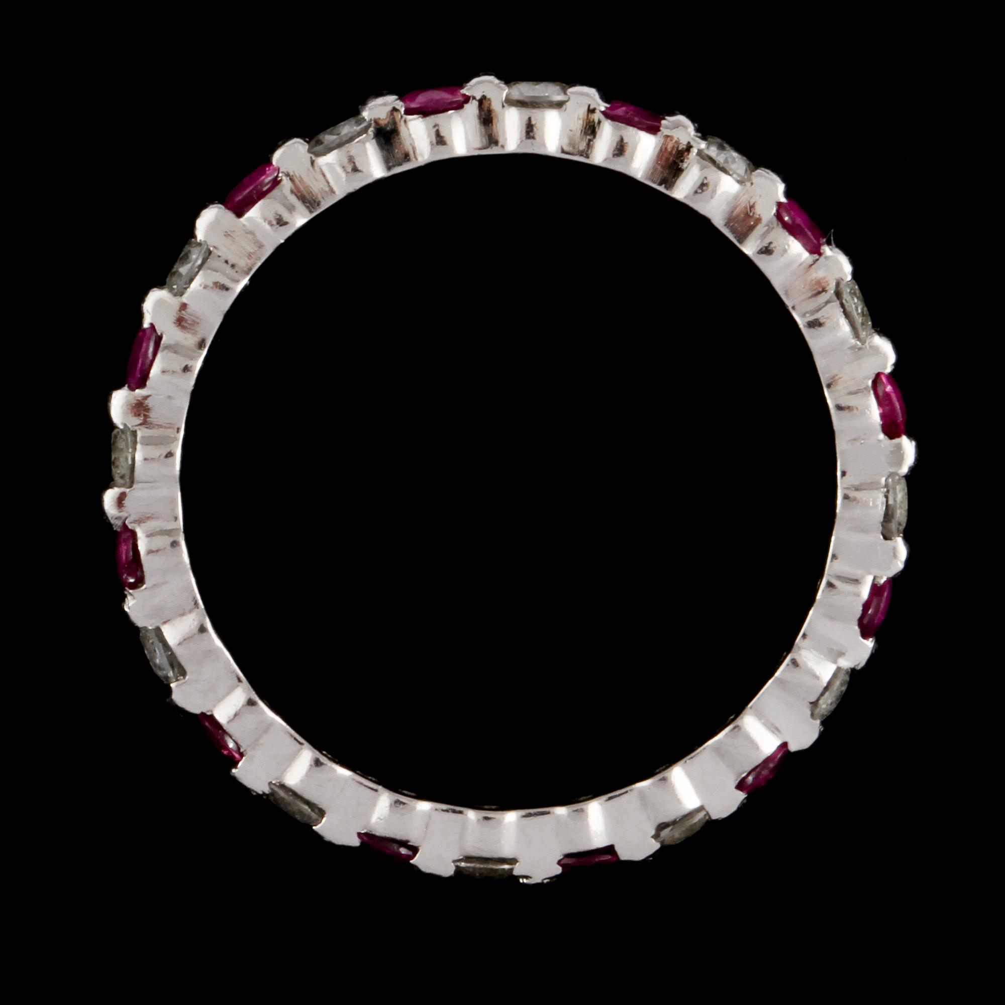 RING, platina med briljantslipade diamanter, ca 0.60 ct samt fasettslipade rosa safirer. Vikt 2,7 g.
