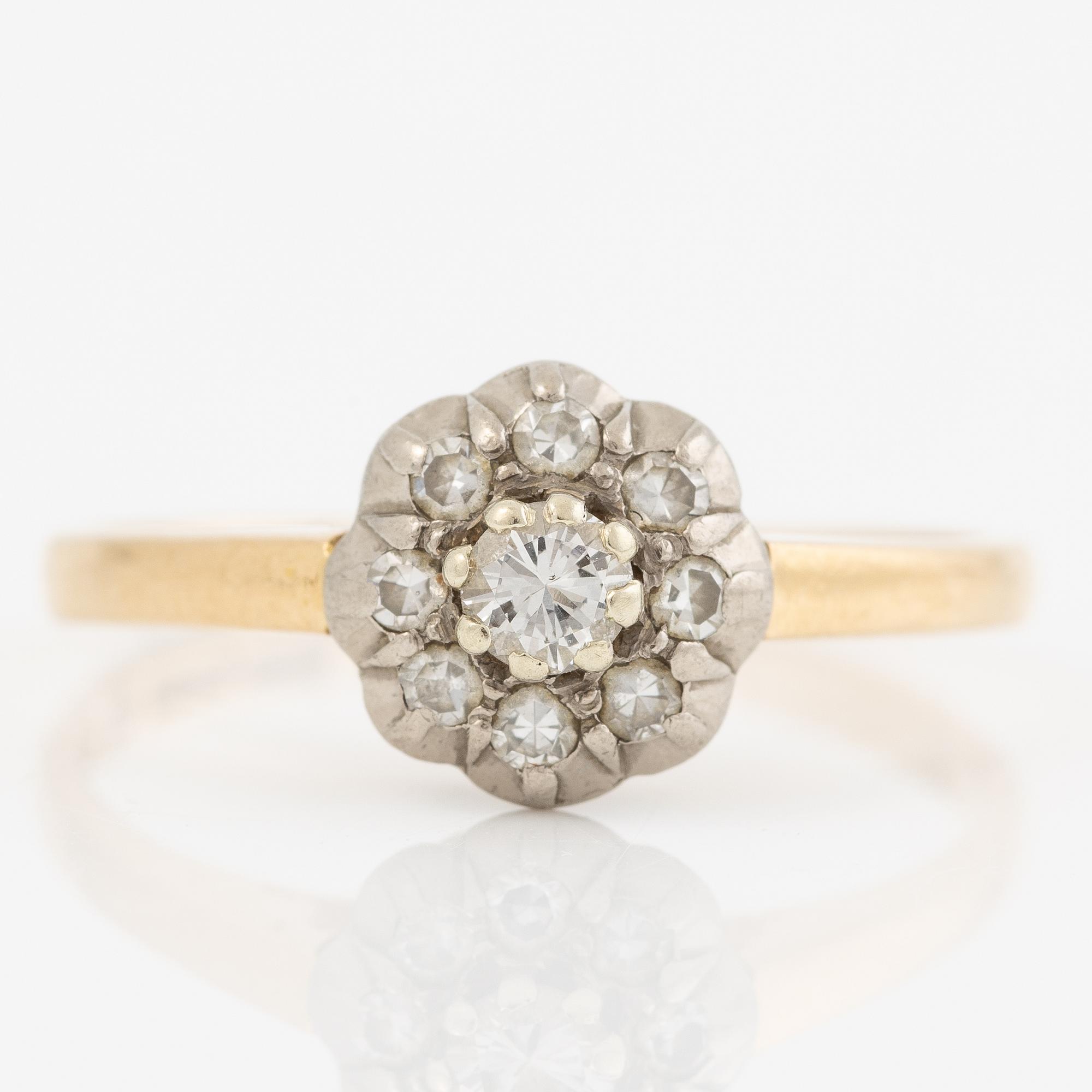 Ring in 18K gold set with round brilliant and eight-cut diamonds.
