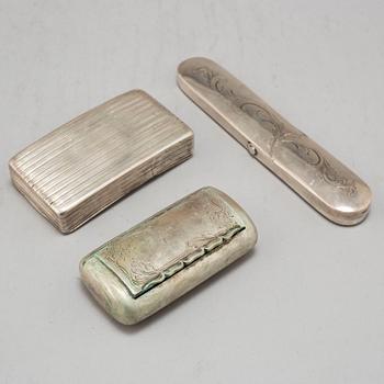 SNUSDOSOR, 2 st, samt GLASÖGONFODRAL, silver.  Johan Blohm, Karlshamn, 1879.