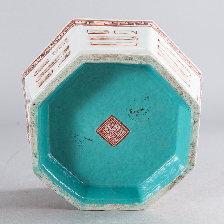 A Chinese porcelain bowl, later part of the 19th century.