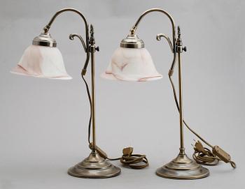 TAKLAMPA SAMT 2 BORDSLAMPOR, Murano. Italien. Sent 1900-tal. Taklampa höjd ca 35 cm.