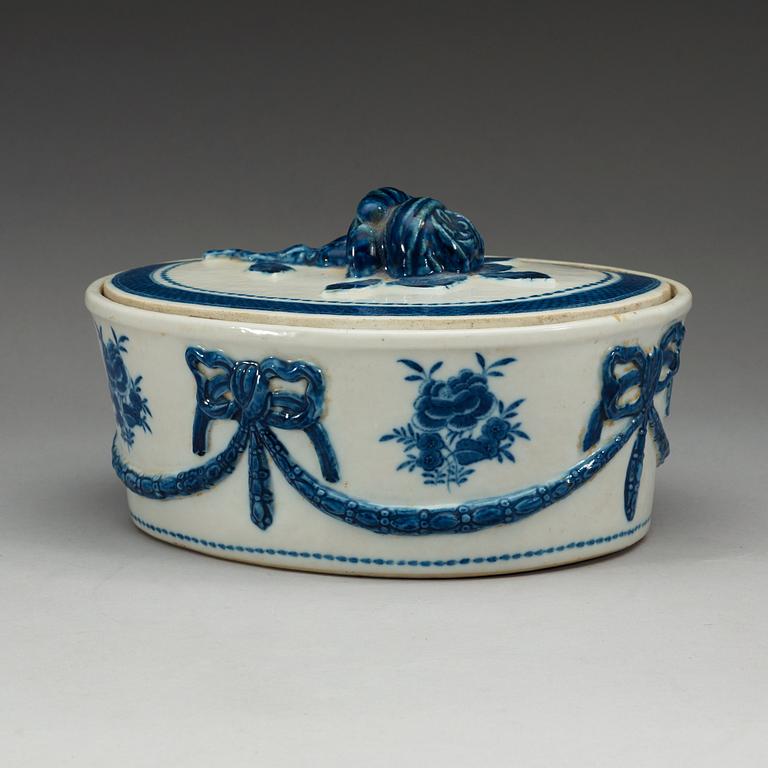 A blue and white tureen with cover, Qing dynasty, Qianlong (1736-95).