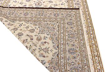 A Kashan carpet, c. 306 x 200 cm.