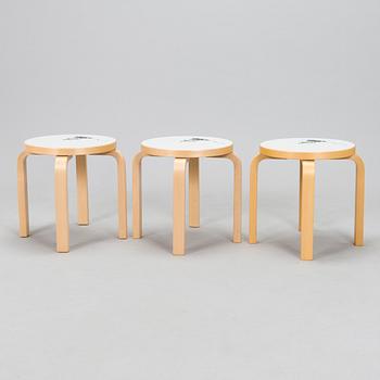 Alvar Aalto, Lastenkaluste, 3 osaa,  pöytä ja jakkaroita 3 kpl, yhteistyö Moomin Characters 2013.