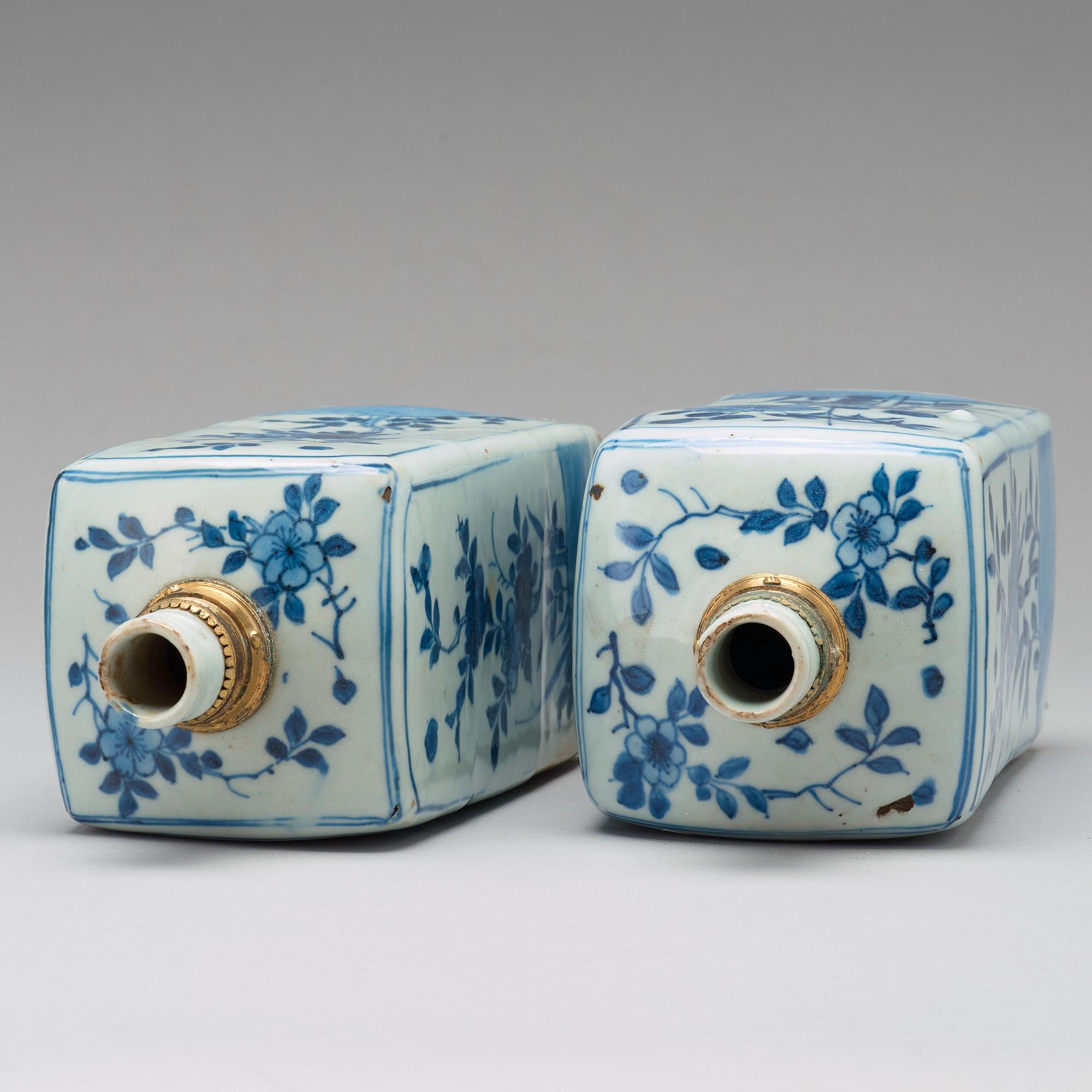 A pair of blue and white bottle flasks, Ming dynasty, Wanli (1572-1620).