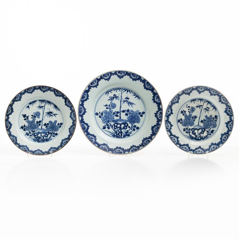 A matching set of two blue and white export porcelain plates and a charger, China, Kangxi (1662-1722).