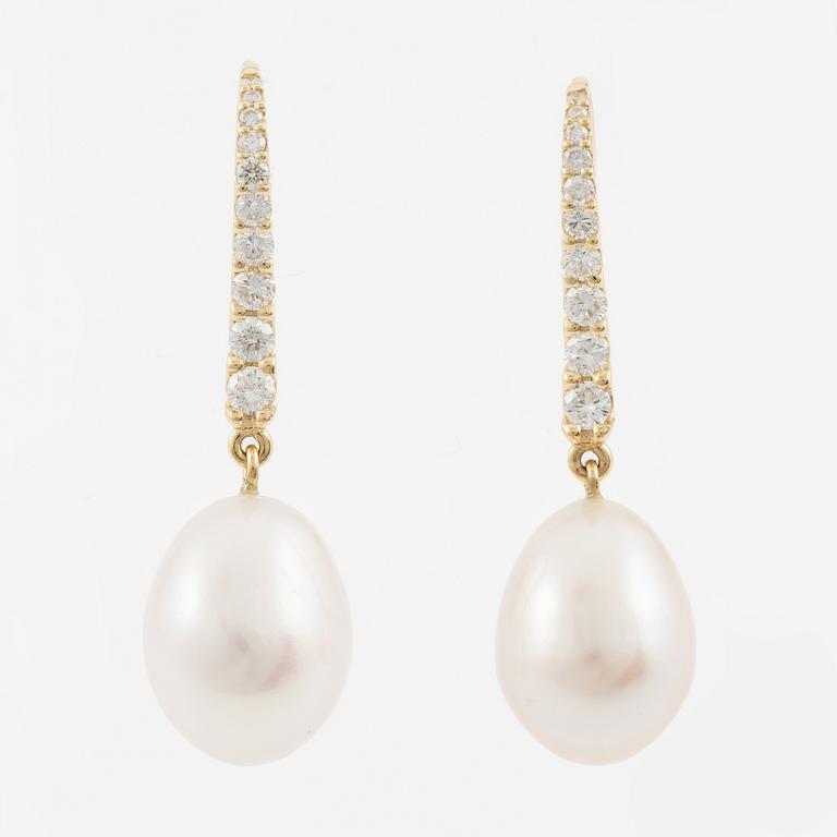 Örhängen 18K guld med pärlor och briljantslipade diamanter.