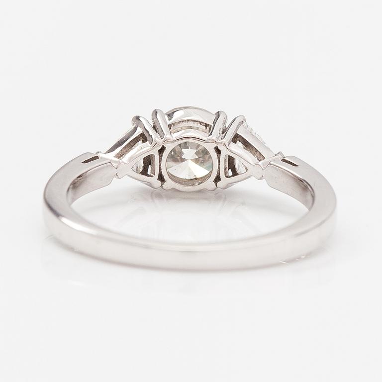 A 14K white gold ring with diamonds ca. 1.31 ct in total. AIG certificate.