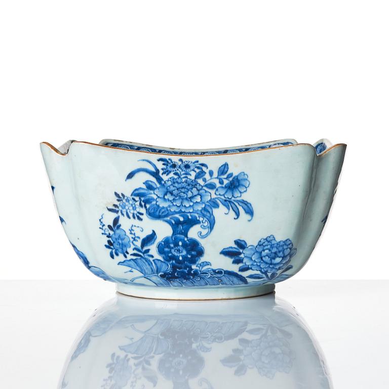 A blue and white bowl, Qing dynasty, Qianlong (1736-95).